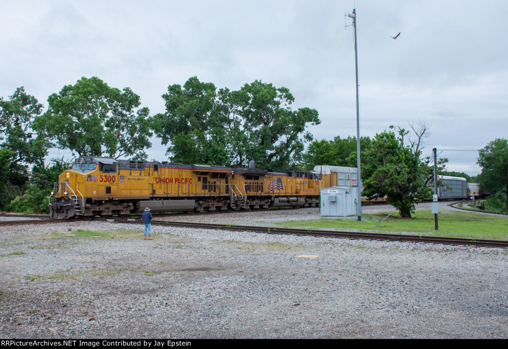 A northbound manifest hammers the AOK diamond